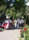 Les jeunes Roumains en costumes traditionnels 